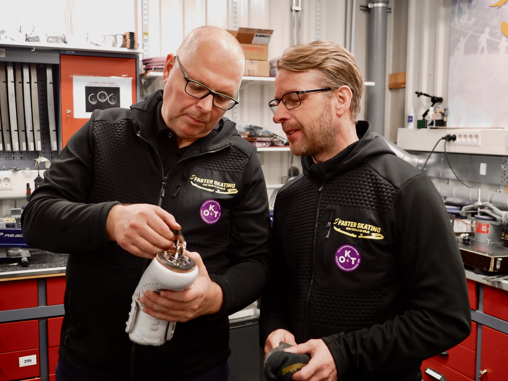 Kaunoluistinten terien teroitus onnistuu FasterSkatingilla. Janne Saarinen ja Marko Yliniemi pitävät huolen onnistuneesta kaunoluistinten teroituksesta.